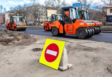 Samara, Rusya - 29 Nisan 2018: Yol işaret Dur bir şehir sokakta asfalt döşeme arka planı