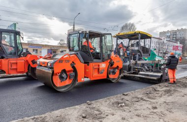 Samara, Rusya - 29 Nisan 2018: bir şehir sokak asfalt yüzeye döşeme üzerinde çalışma. Makineleri, ulaşım ve Asfalt döşeme için