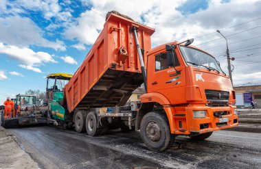 Samara, Rusya - 29 Nisan 2018: bir şehir sokak asfalt yüzeye döşeme üzerinde çalışma. Makineleri, ulaşım ve Asfalt döşeme için