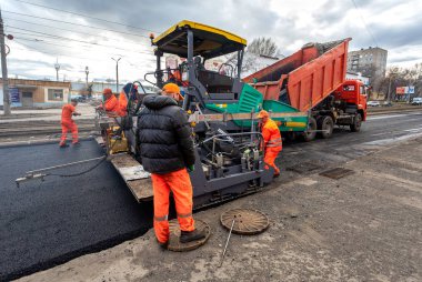 Samara, Rusya - 29 Nisan 2018: bir şehir sokak asfalt yüzeye döşeme üzerinde çalışma. Makineleri, ulaşım ve Asfalt döşeme için