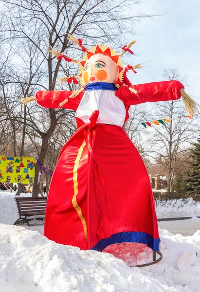 俄罗斯萨马拉 2018年2月18日 俄罗斯的 Shrovedtid 大娃娃为燃烧作为冬天的标志在 Maslenitsa 或煎饼周 — 图库照片