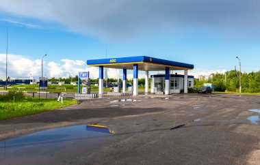 Bologoye, Rusya - 8 Temmuz 2017: benzin istasyonunda güneşli yaz günü. Bir Rus gaz istasyonları