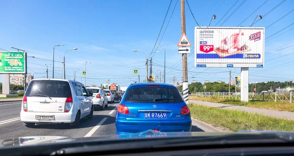 俄罗斯圣彼得堡 2018年8月8日 来自中国的汽车在圣彼得堡的城市街道上行驶 — 图库照片