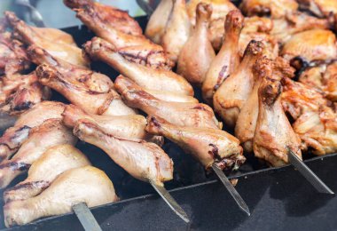 Şiş kebap ya da tavuk eti metal şiş üzerinde gelen şaşlık ızgara