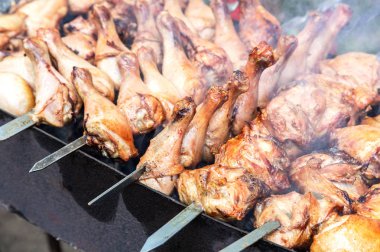 İştah açıcı şiş kebap ya da tavuk eti üzerinde metal şiş kebab 