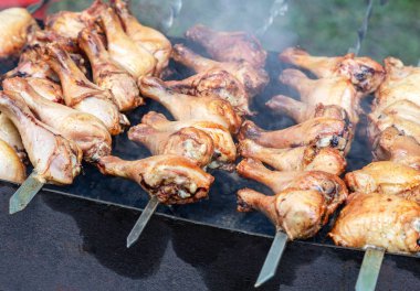 Şiş kebap ya da tavuk eti metal şiş üzerinde gelen şaşlık ızgara