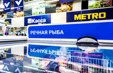 Samara, Rusya - 30 Nisan 2018: İç hipermarket Metro. Dondurulmuş tatlı su balığı ile vitrin. Metin Rusça: tatlı su balığı