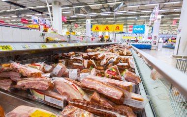 Samara, Rusya - 30 Nisan 2018: Farklı et, sosis satış zinciri hipermarket hazır