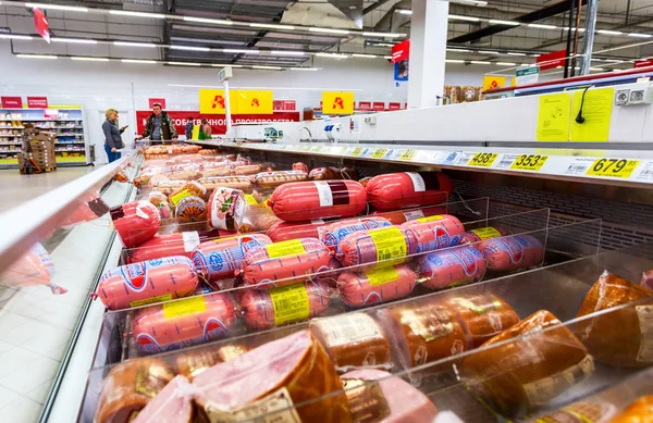 俄罗斯萨马拉 2018年4月30日 不同的煮香肠准备在连锁超市销售 — 图库照片