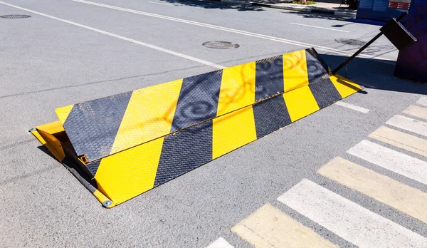 Barrera Vial Con Patrón Precaución Rayas Amarillas Negras Construcción Valla —  Fotos de Stock