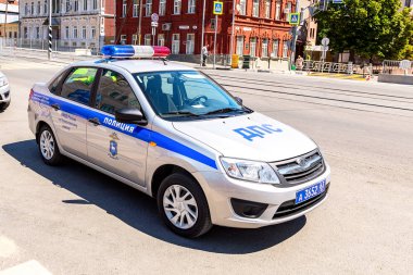 Samara, Rusya Federasyonu - 23 Haziran 2018: Rus polis devriye arabası devlet otomobil Müfettişliği, yukarı şehir yaz günde sokak Park
