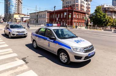 Samara, Rusya Federasyonu - 23 Haziran 2018: Rus polis devriye arabaları devlet otomobil Müfettişliği, yukarı şehir yaz günde sokak Park