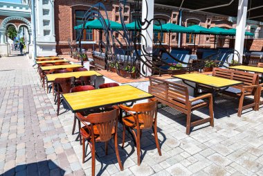 Samara, Rusya - 23 Haziran 2018: Masa ve sandalyeler güneşli gün geleneksel yaz sokak Cafe