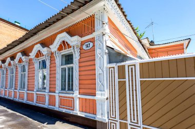 Samara, Rusya - 23 Haziran 2018: Şehir sokak üzerinde oyma ahşap Europanel ile eski ahşap evi. Oyma süsleme ile Vintage geleneksel ahşap ev