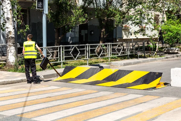 俄罗斯萨马拉 2018年6月23日 黄色和黑色条纹谨慎模式的道路屏障 道路围栏建设 — 图库照片