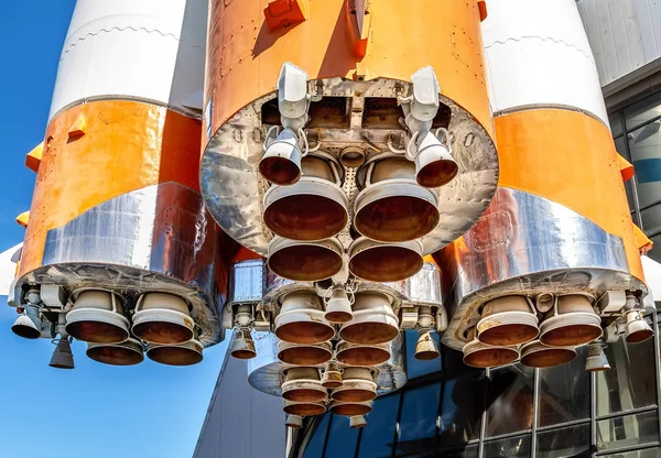 Космічні Ракетні Двигуни Російського Космічного Корабля Над Синім Небом — стокове фото