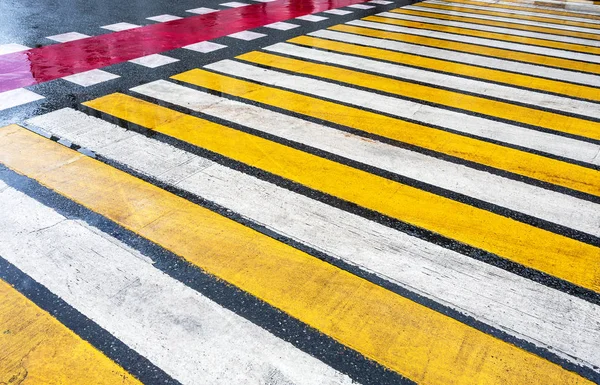 Пешеходный Переход Белыми Желтыми Красными Полосами Мокром Асфальте — стоковое фото