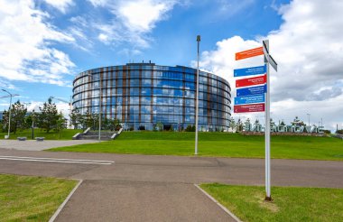 Innopolis, Rusya - 11 Haziran 2018: BT-köy Kazan bölgesinde Modern binada. Zemin üzerinde büyük harflerle 