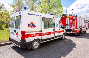 Samara, Rusya Federasyonu - 9 Mayıs 2018: Ambulans araba ve yangın kamyon kadar Caddesi'nde Park. Rusya üzerindeki metin: 