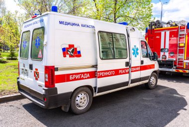 Samara, Rusya Federasyonu - 9 Mayıs 2018: Ambulans araba kadar Caddesi'nde Park. Rusya üzerindeki metin: 