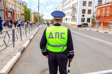 Samara, Rusya Federasyonu - 9 Mayıs 2018: Rus polis devriye memuru devlet otomobil Müfettişliği, düzenleyen şehir sokak üzerinde trafik
