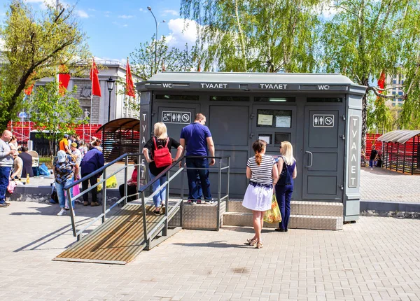 Samara Russia Maggio 2018 Gente Sta Fila Vicino Bagno Pubblico — Foto Stock