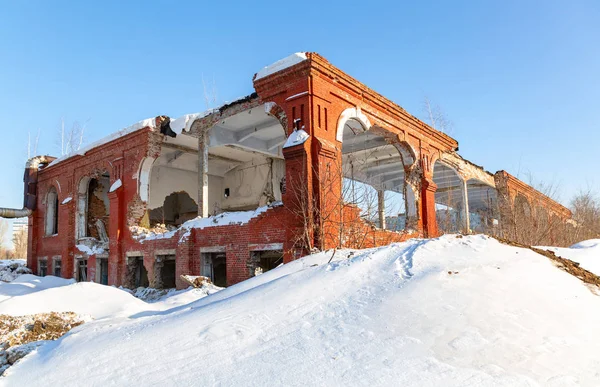 Old Abandoned Destroyed Building Red Brick Blue Sky Winter Day — Stock Photo, Image