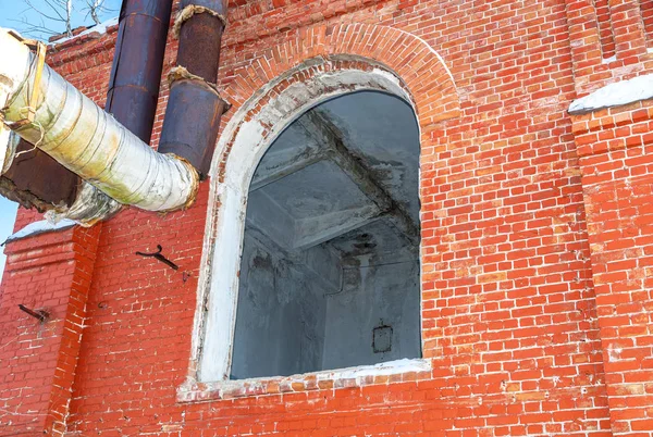 Старое Заброшенное Разрушенное Здание Красного Кирпича Фоне Голубого Неба Зимний — стоковое фото