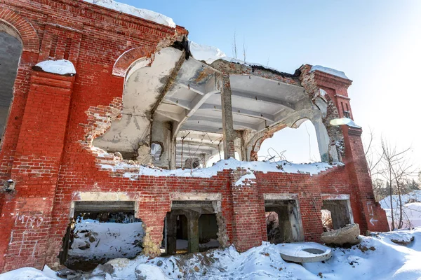 Starý Opuštěný Zničena Budova Červených Cihel Proti Modré Obloze Zimě — Stock fotografie