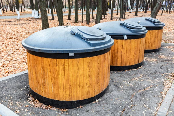 Contenedores Plástico Basura Para Residuos Basura Parque Otoño — Foto de Stock