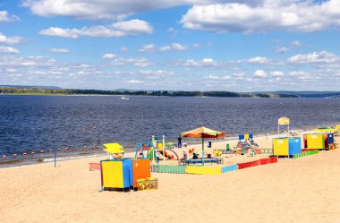 Samara, Rusya - 9 Eylül 2017: City beach yaz güneşli gün Volga Nehri'nin kıyısında. Nehir plaj insanlar istirahat