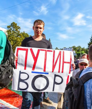 Samara, Rusya - 9 Eylül 2018: emeklilik yaşı yükselterek karşı miting muhalefet. Metin Rusça: Putin olduğunu bir hırsız