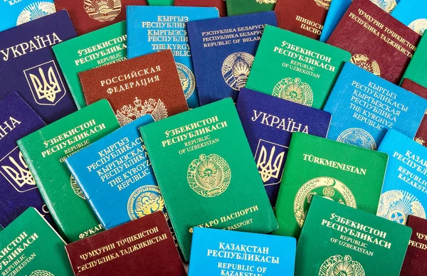 Различные Заграничные Паспорта Красочный Фон Путешествий Туризма — стоковое фото