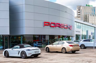 Kazan, Rusya - 10 Haziran 2018: Office resmi satıcısı Porsche. Porsche Alman bir holding şirketidir
