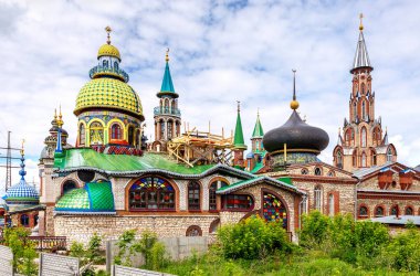 Kazan, Rusya - 11 Haziran 2018: Tapınak tüm dinlerin (Universal Tapınağı). Eski Arakchino köyü bulunmaktadır. İnşaat - 1992 başlangıcı. Yazar - ahmet Khanov