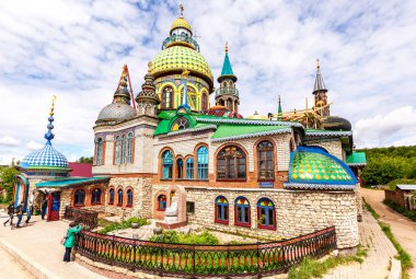Kazan, Rusya - 11 Haziran 2018: Tapınak tüm dinlerin (Universal Tapınağı). Eski Arakchino köyü bulunmaktadır. İnşaat - 1992 başlangıcı. Yazar - ahmet Khanov