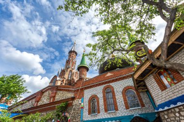 Kazan, Rusya - 11 Haziran 2018: Tapınak tüm dinlerin (Universal Tapınağı). Eski Arakchino köyü bulunmaktadır. İnşaat - 1992 başlangıcı. Yazar - ahmet Khanov