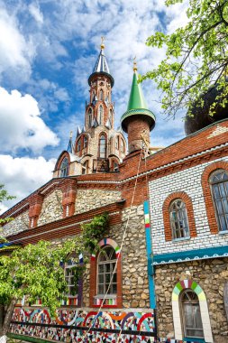 Kazan, Rusya - 11 Haziran 2018: Tapınak tüm dinlerin (Universal Tapınağı). Eski Arakchino köyü bulunmaktadır. İnşaat - 1992 başlangıcı. Yazar - ahmet Khanov
