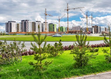 Innopolis, Rusya - 11 Haziran 2018: Yeni modern apartmanlar vinçler ile yapım aşamasında. Innopolis - Tataristan, Rusya'nın yenilikçi şehir
