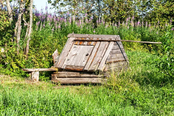 Stara Drewniana Studnia Wsi Letni Słoneczny Dzień — Zdjęcie stockowe