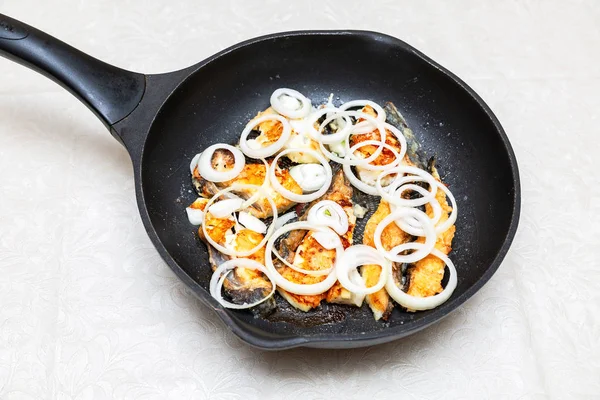 Fried Fish Frying Pan Circles Onion — Stock Photo, Image
