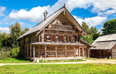 Geleneksel Rus eski ahşap evi de köyün kuzey Rusya