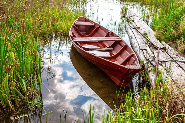 Старая Рыбацкая Деревянная Лодка Озере Солнечный Летний День — стоковое фото