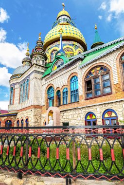 Kazan, Rusya - 11 Haziran 2018: Tapınak tüm dinlerin (Universal Tapınağı). Eski Arakchino köyü bulunmaktadır. İnşaat - 1992 başlangıcı. Yazar - ahmet Khanov