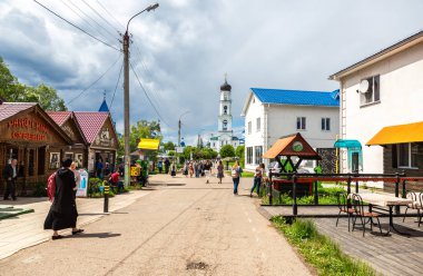 Kazan, Rusya - 11 Haziran 2018: Raifa Bogoroditsky Manastırı yakınındaki Kazan. Archangel Michael Kilisesi'nin çan kulesi