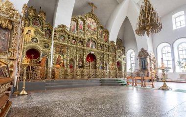 Kazan, Rusya - 10 Haziran 2018: Ortodoks İkonostasisin içinde Raifa Bogoroditsky manastırda kutsal Trinity Katedrali