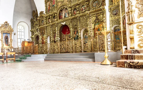 Kazan, Rusya - 10 Haziran 2018: Ortodoks İkonostasisin içinde Raifa Bogoroditsky manastırda kutsal Trinity Katedrali