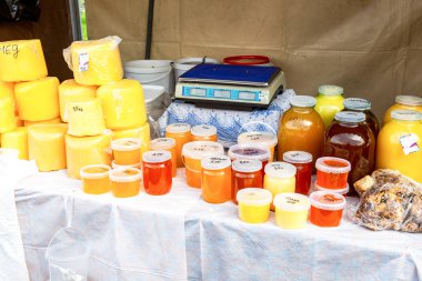 Samara, Rusya - 15 Eylül 2018: Tatlı taze bal geleneksel çiftçilere piyasa satışa hazır