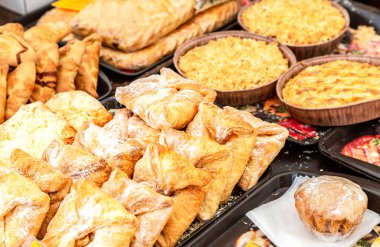 Taze lezzetli tatlı kek satışında yerel pazar için hazır