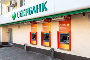 Samara, Rusya - 22 Eylül 2018: ATM Sberbank şehrin sokak üzerinde. Satır binanın duvarındaki Sberbank nakit makinelerin